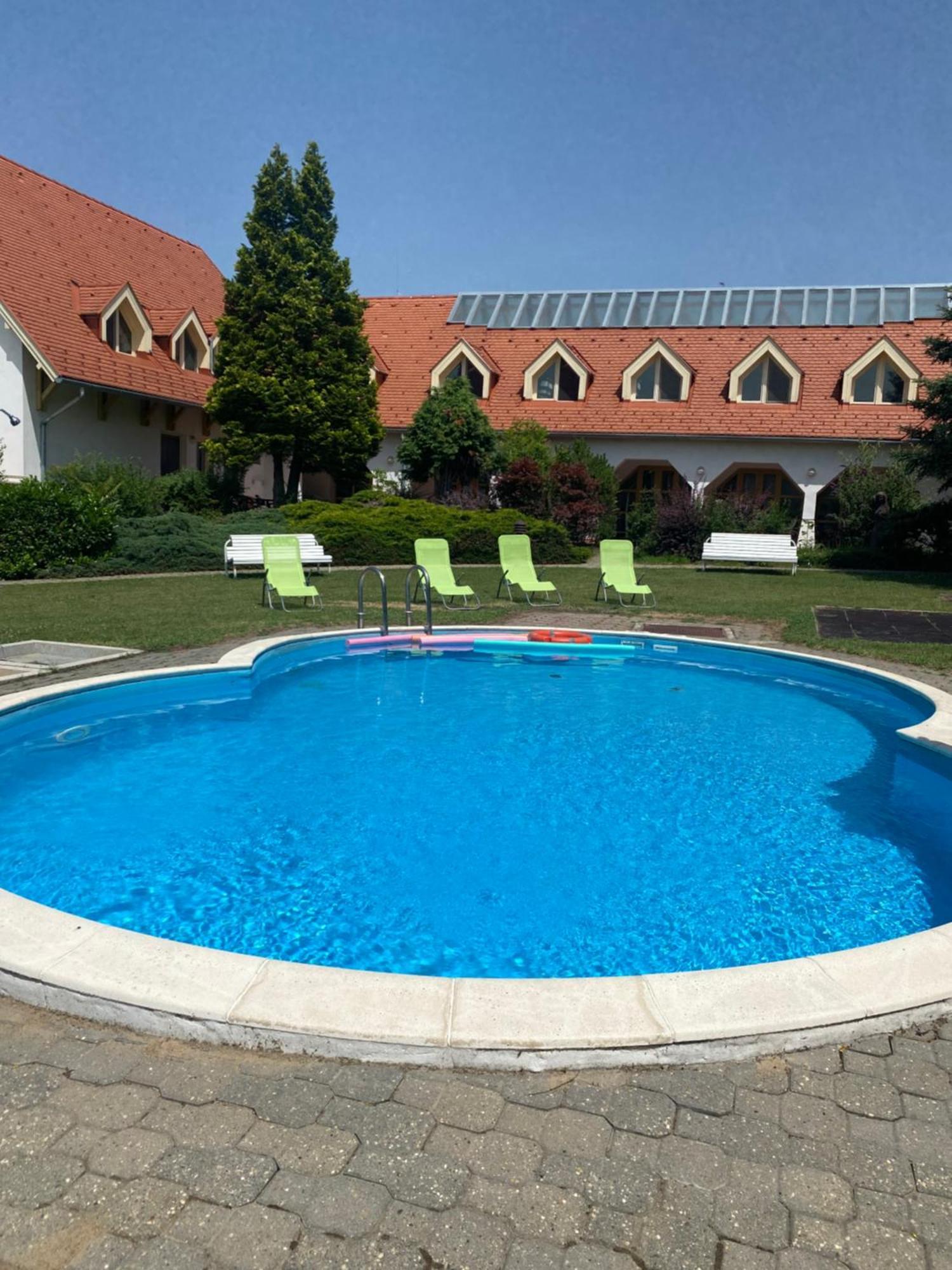 Global Apartmanhaz Vonyarcvashegy Exterior foto
