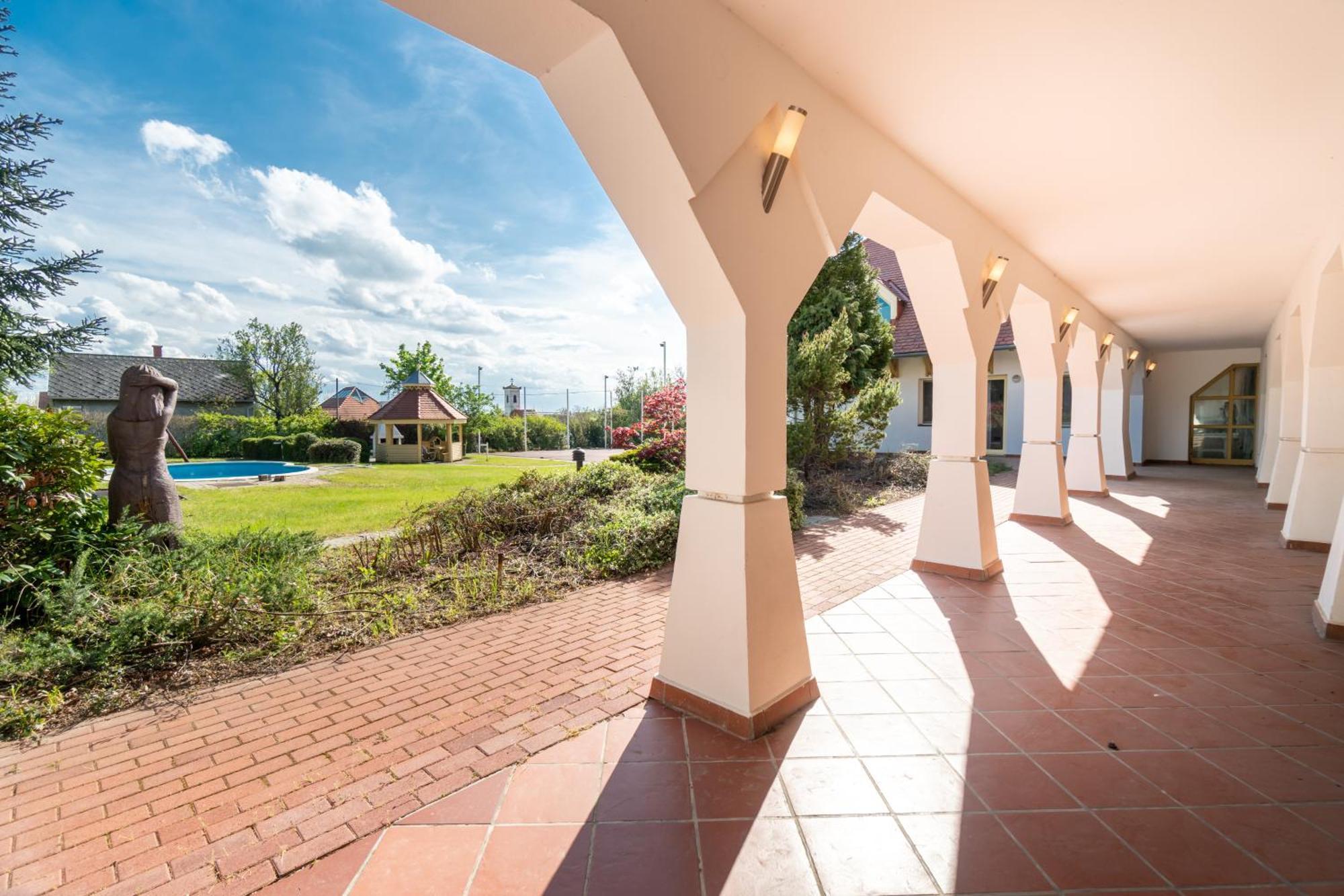 Global Apartmanhaz Vonyarcvashegy Exterior foto